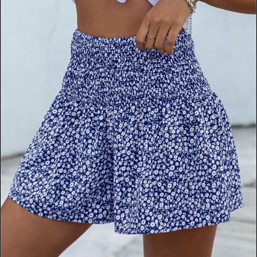 Breezaya Ditsy Floral Shirred Wide Leg Shorts Medium